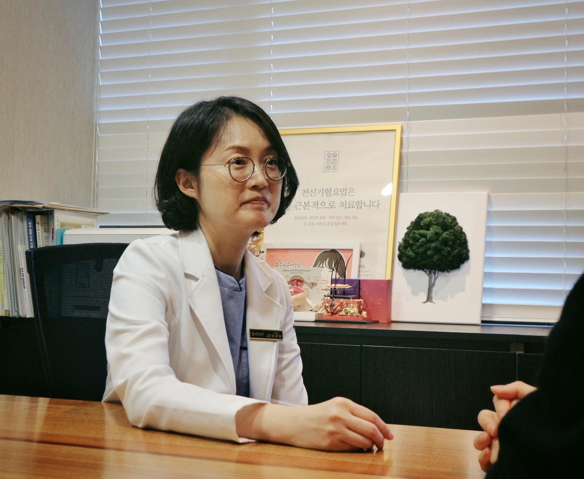 생기한의원 잠실점 유옥희 대표원장은 피부 증상과 함께 체질과 생활 습관을 살펴 치료 계획을 세웁니다.