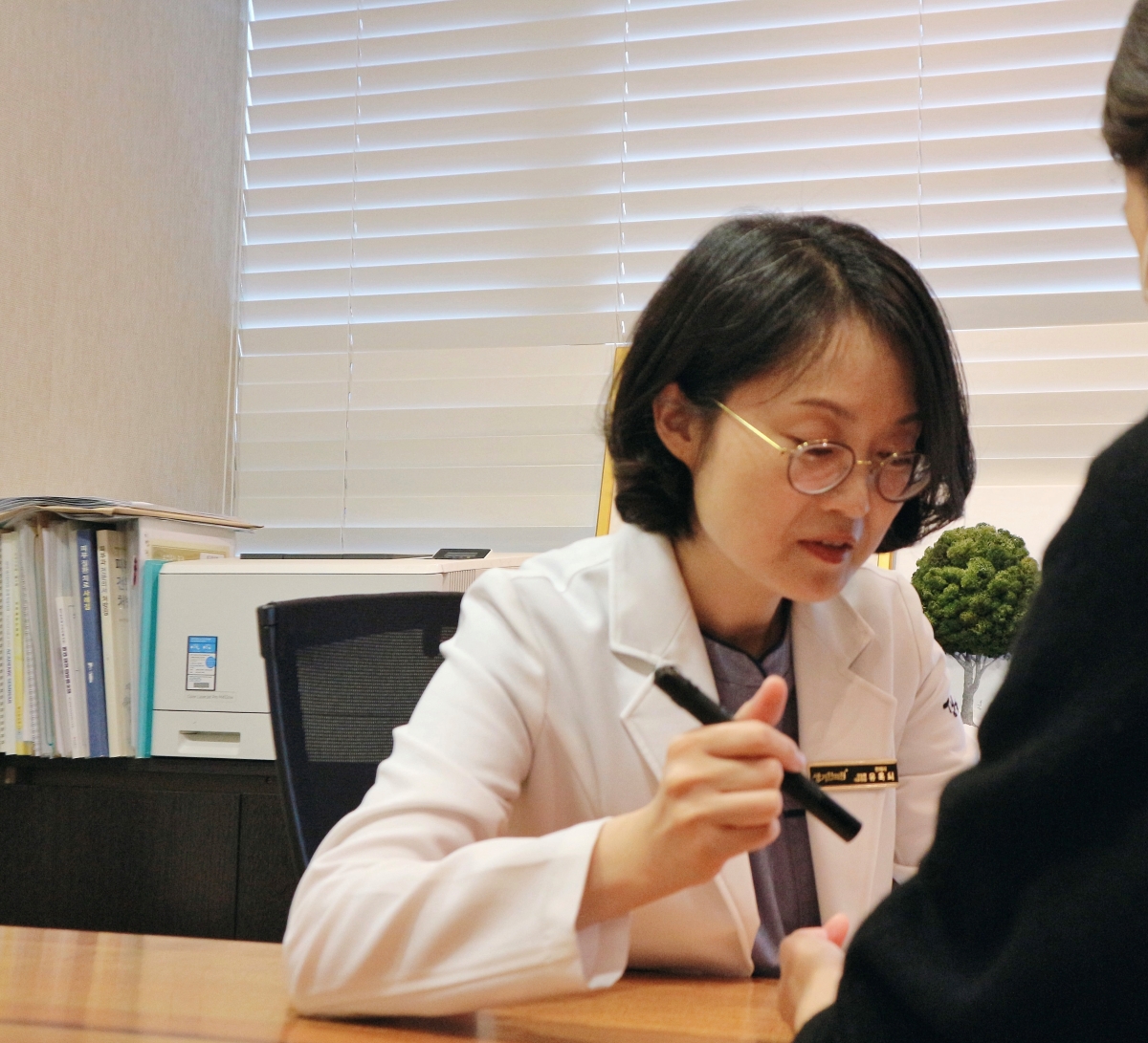 생기한의원 잠실점 유옥희 대표원장은 하시는 일과 손의 사용 습관까지 함께 살펴 치료 방법을 정합니다.